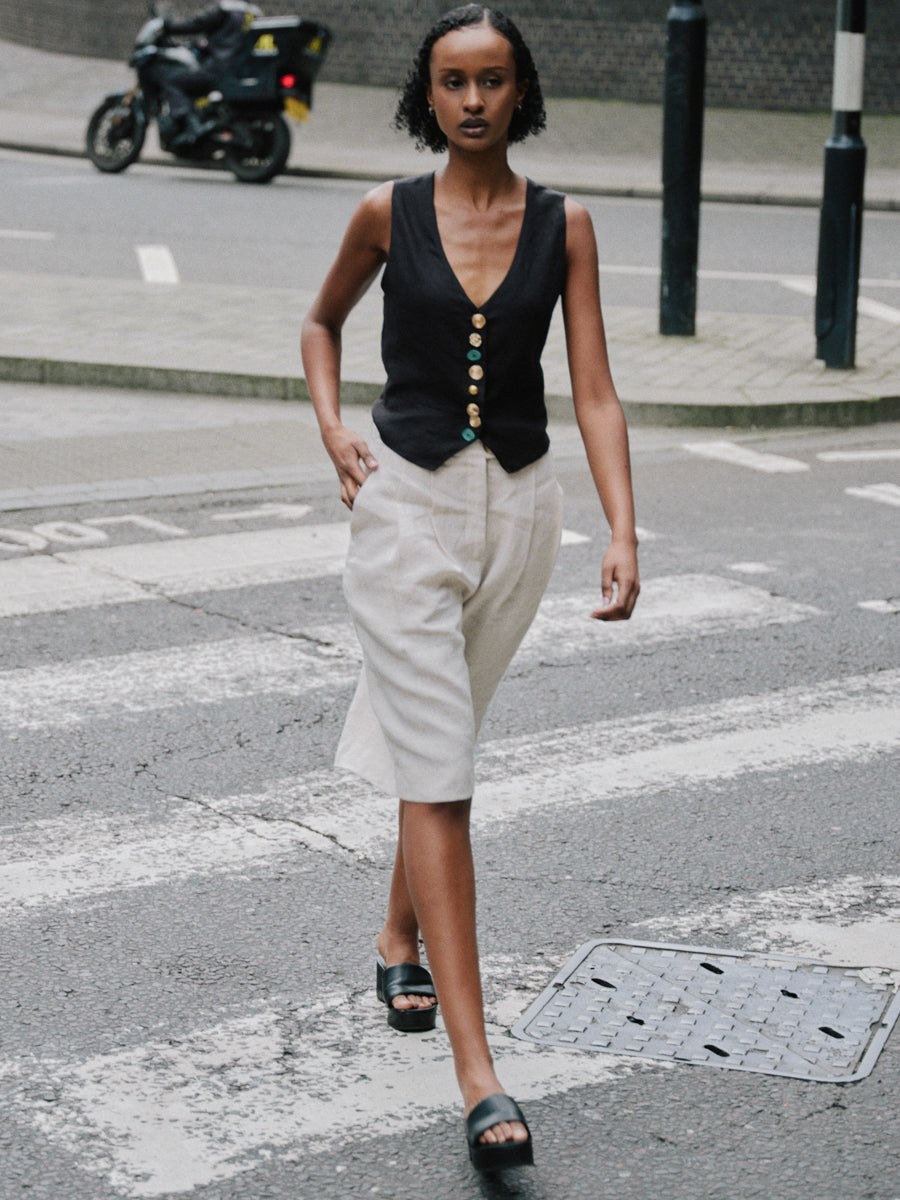 Beau Linen Bermuda Shorts in Beige