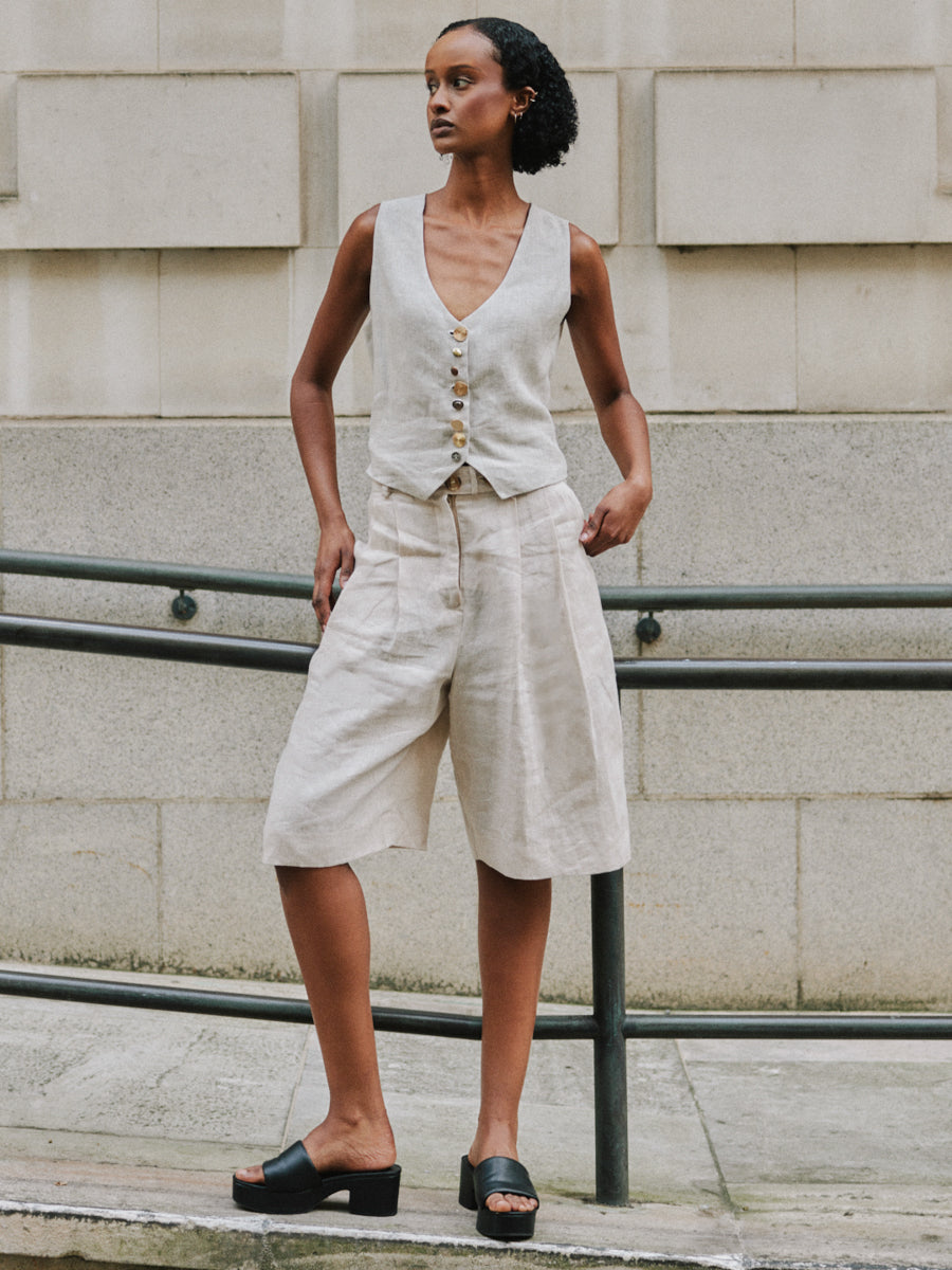 Beau Linen Bermuda Shorts in Beige