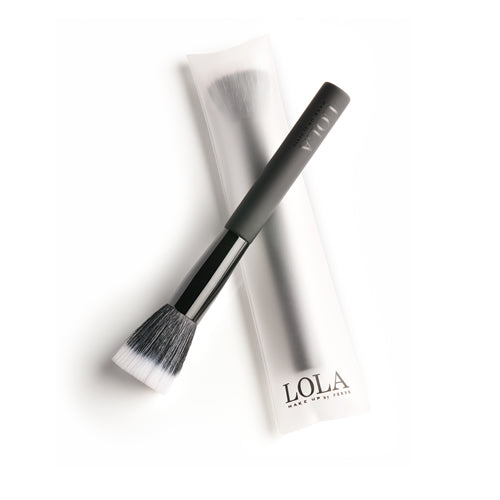 Lola-finishingbrush-1_6a5e4225-a5a7-4269-a62b-9e535e0104ab.jpg