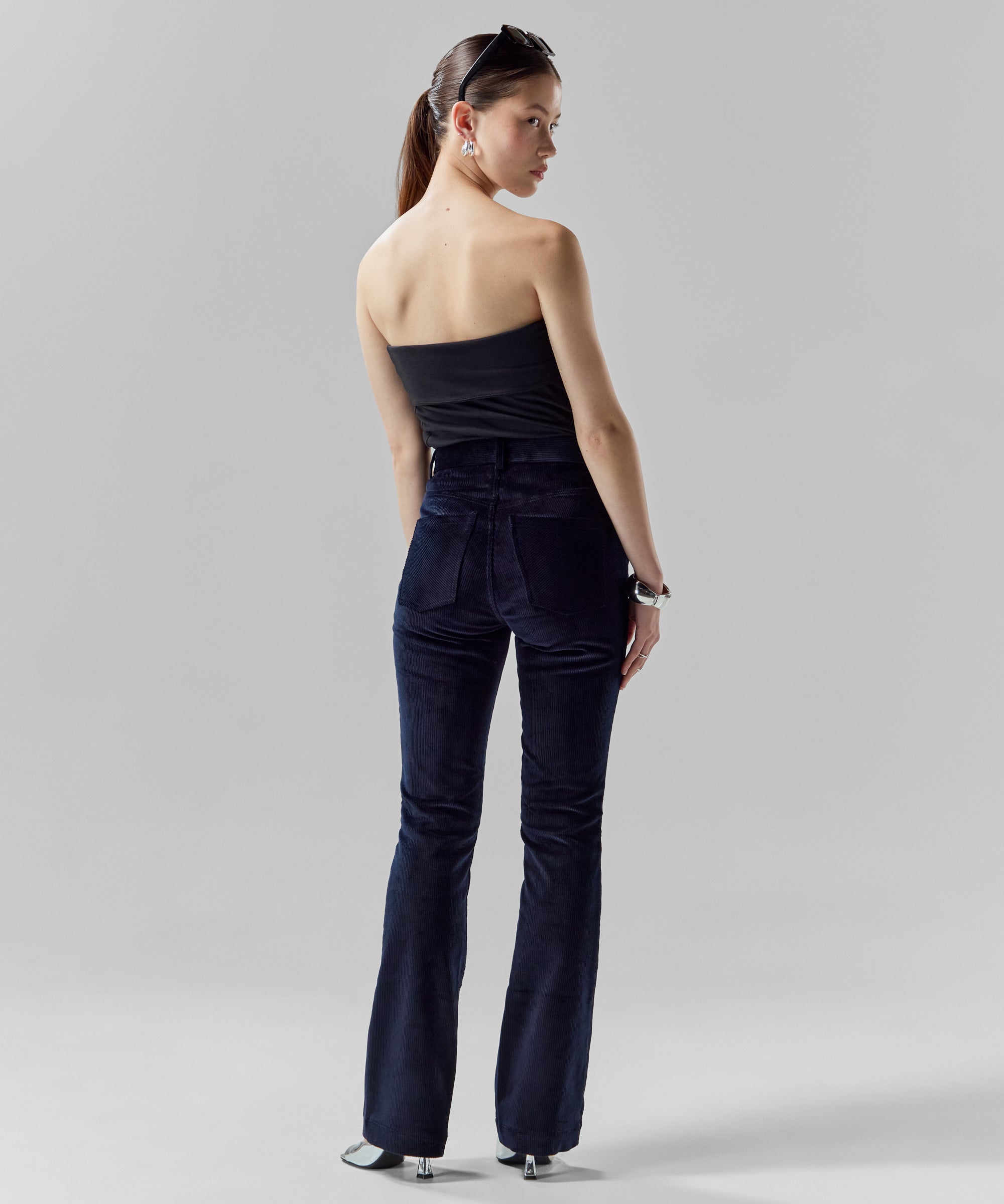 NAVY-FLARE-TROUSERS-OUTFIT_12.jpg