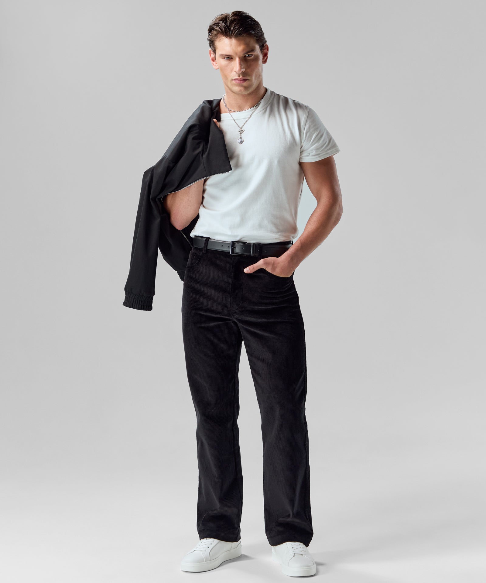 RELAXED-TROUSERS-BLACK-OUTFIT-FULL_20_37bc201f-b3a4-4c77-a4ad-c3ed9b81409c.jpg