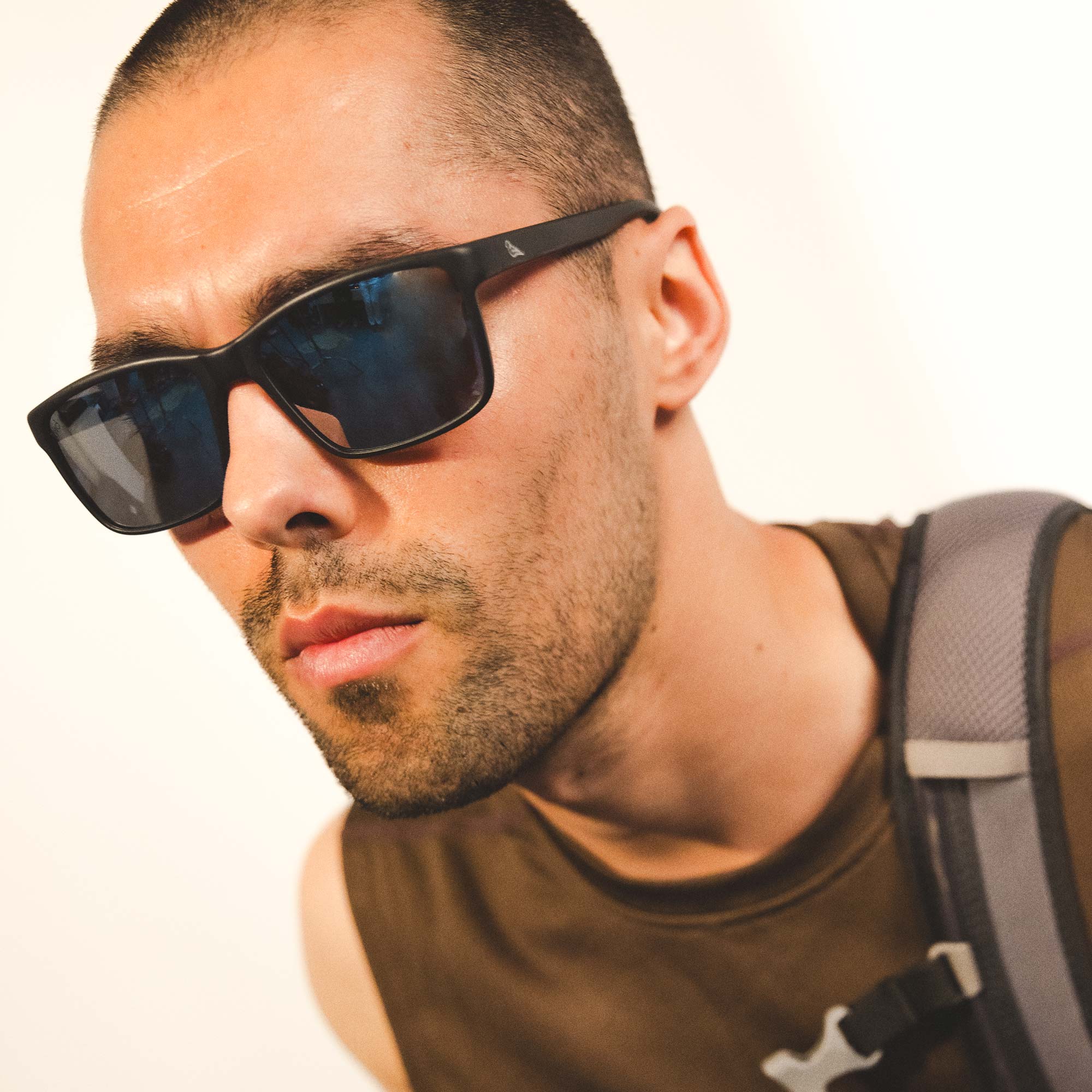 Rufa_Mens-Running-sunglasses-in-black-with-chrome-polarised-lenses-2.jpg