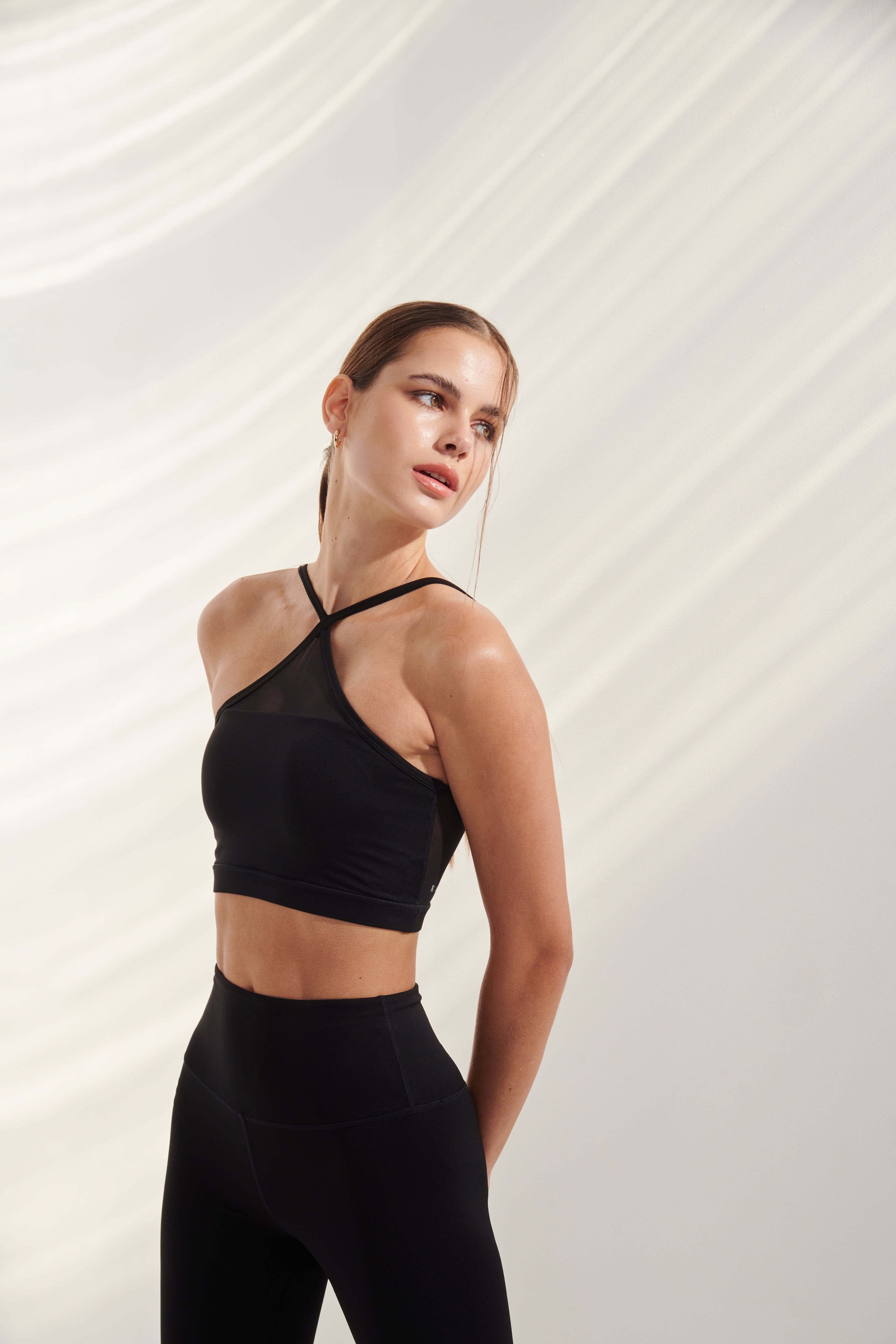 AirRise Mesh Convertible neck sports bra - Black