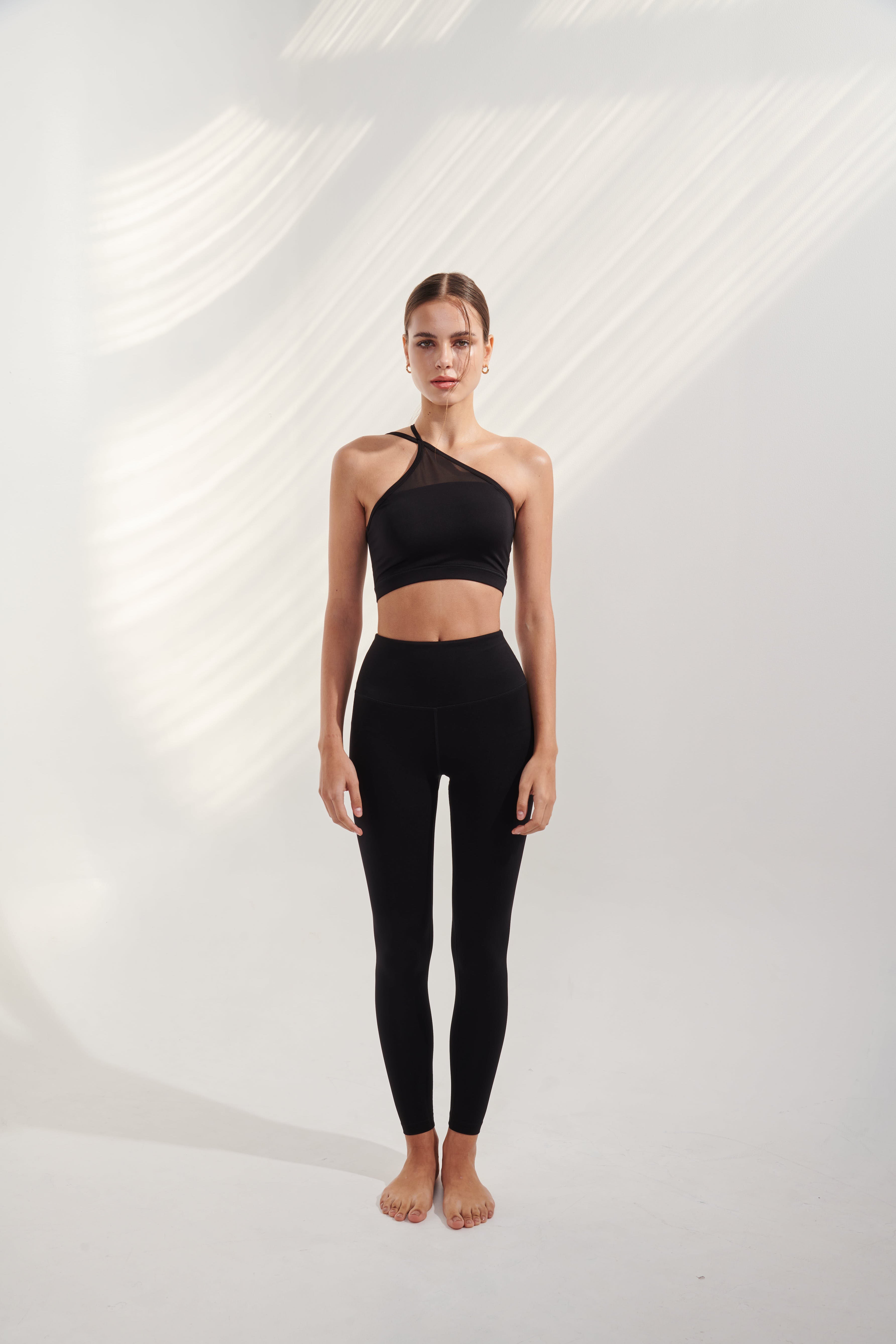 AirRise Mesh Convertible neck sports bra - Black