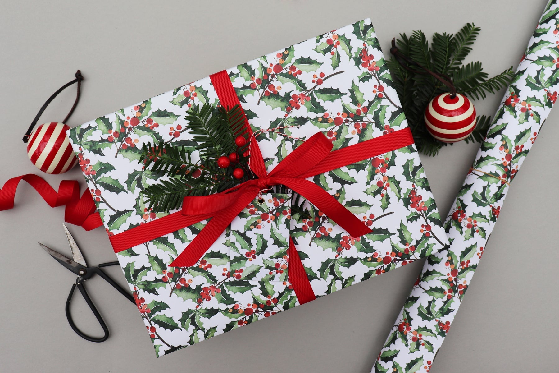 green_holly_luxury_christmas_wrapping_paper.jpg