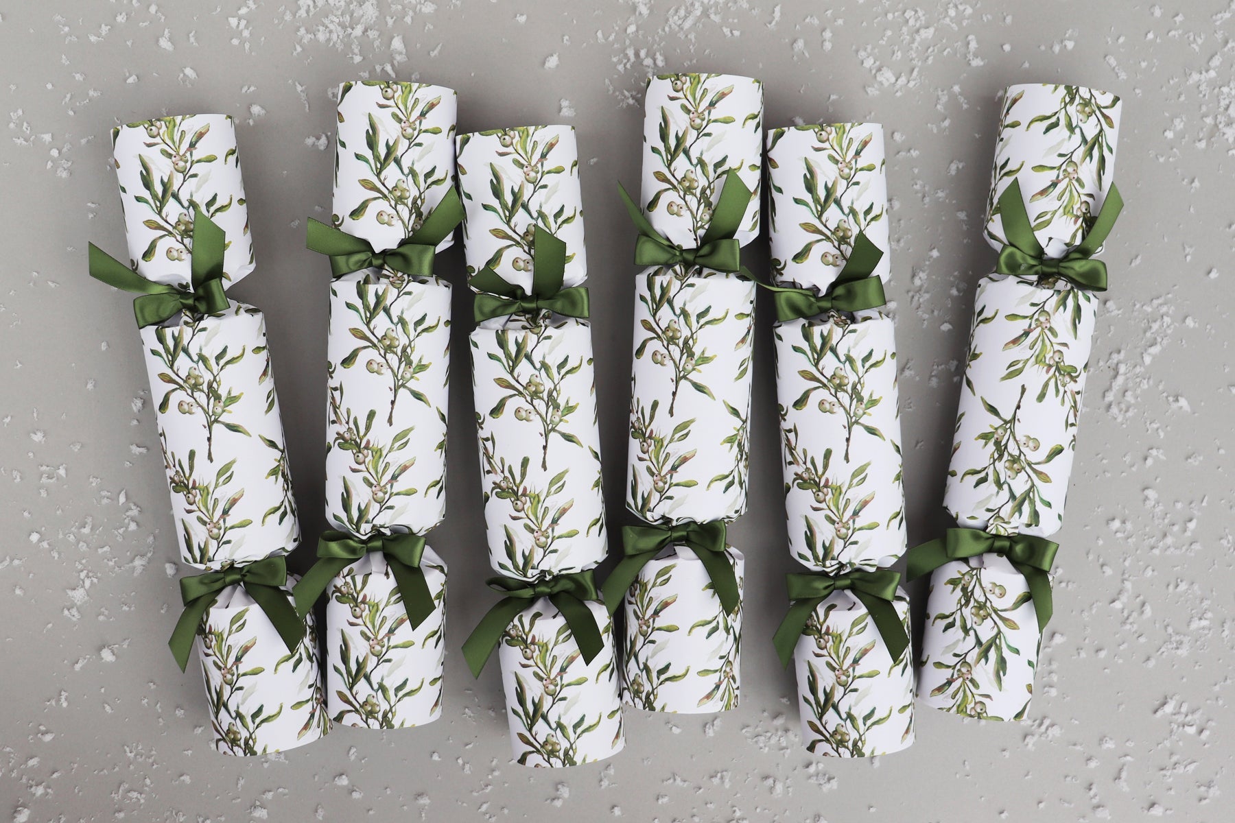MISTLETOE LUXURY CHRISTMAS CRACKERS