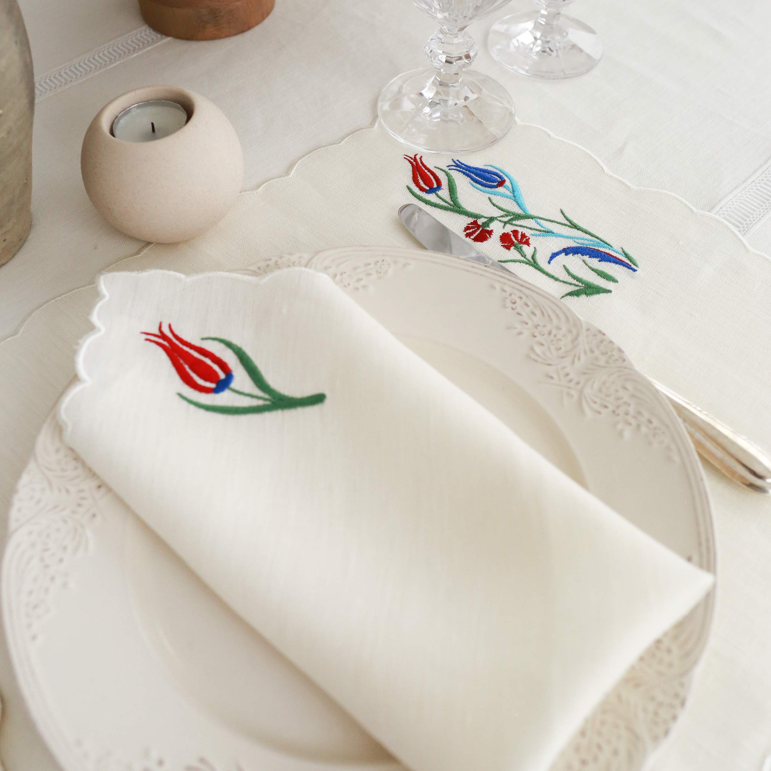 Red Tulip Embroidery Linen Placemat (Set of 2)