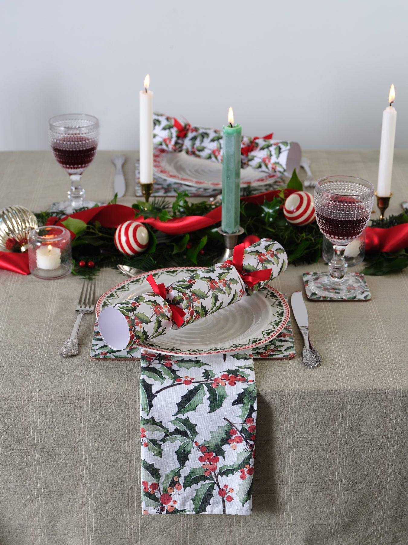 GREEN HOLLY LUXURY CHRISTMAS CRACKERS