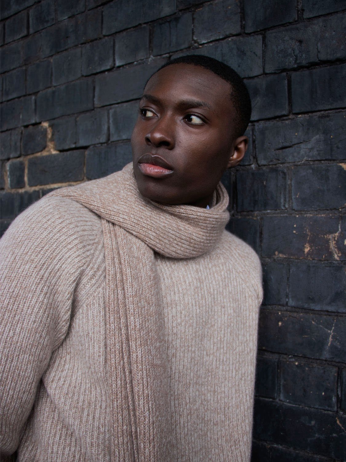 Recycled cashmere ribbed long scarf (Camel Twist)