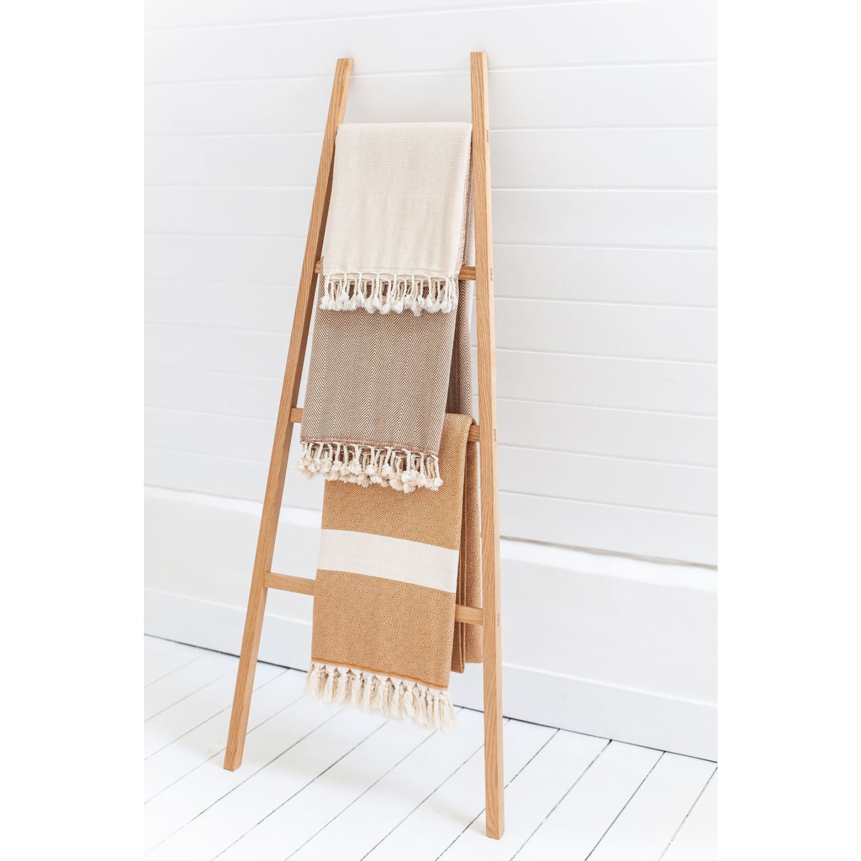 cora-firth-handmade-towel-throw-ladder-in-ash-or-oak-luks-linen-addr-369_1620845c-8c10-4389-88d6-417ca976b38e.jpg